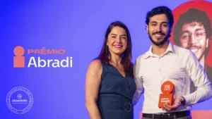 Bruno Pilato no palco do Prêmio Abradi 2026.