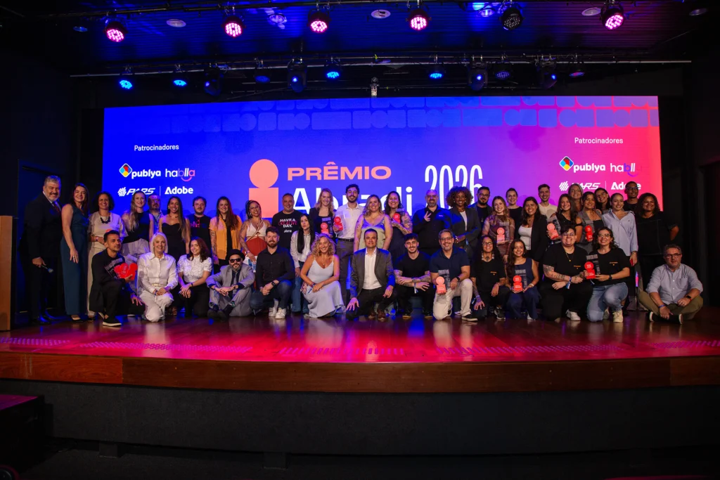 Bruno Pilato no palco do Prêmio Abradi 2026.