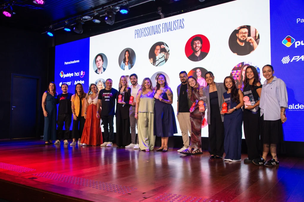 Bruno Pilato no palco do Prêmio Abradi 2026.