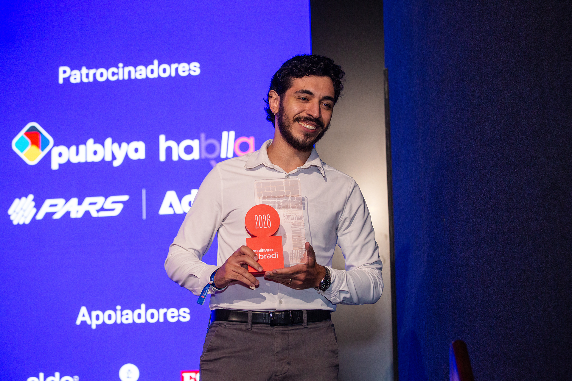 Bruno Pilato no palco do Prêmio Abradi 2026.