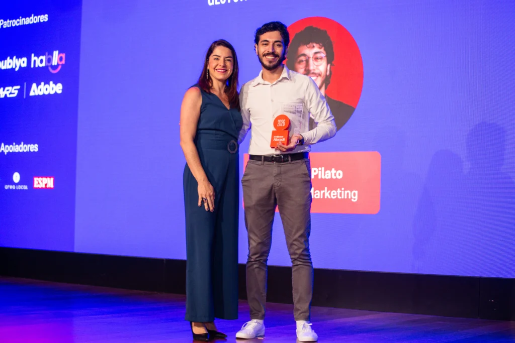 Bruno Pilato no palco do Prêmio Abradi 2026.