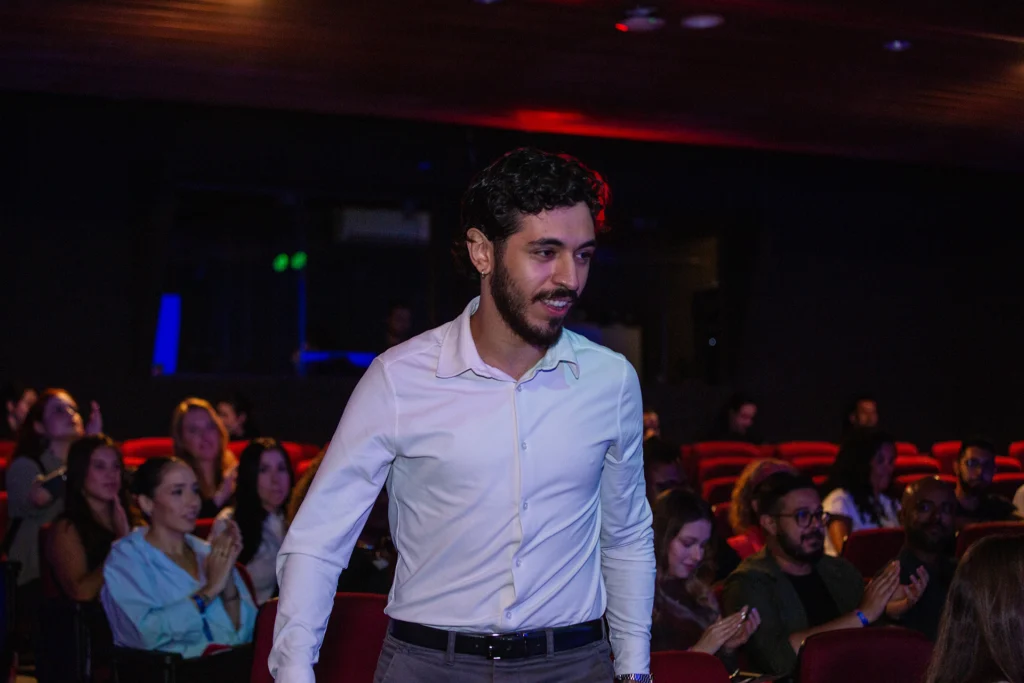 Bruno Pilato sendo chamado para receber o Prêmio Abradi 2026.